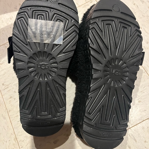UGG Black Fuzzy Slide Sandals - Picture 4 of 4